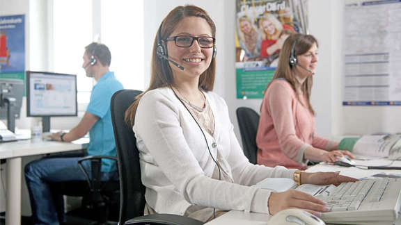 Customer advisor on the phone