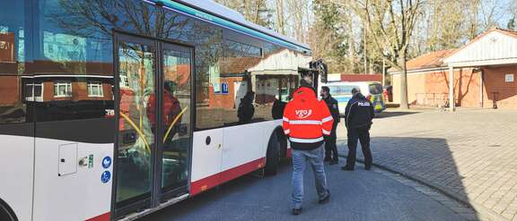 Verkehrskontrolle des Regionalen Verkehrsdienstes (RVD) Wetterau in Zusammenarbeit mit der VGO begutachten einen Bus vor der Schule